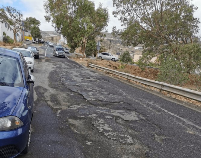 Los baches e irregularidades son una pesadilla para los conductores de Jinámar / TA